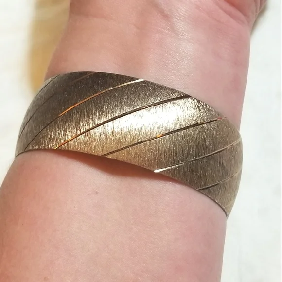 VINTAGE Brushed Golden Coppery Bangle Bracelet - Picture 3 of 6